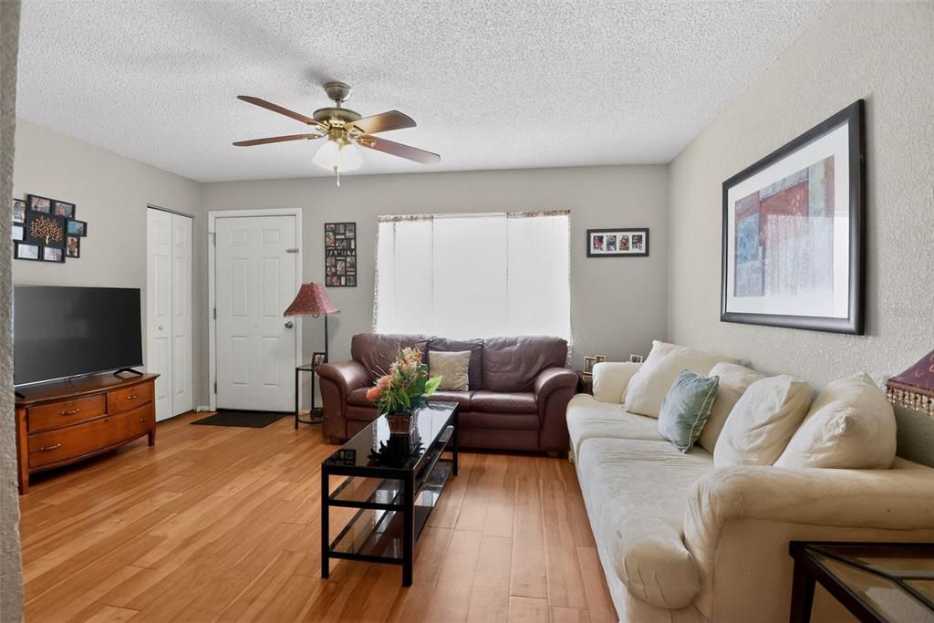 Activo con contrato: $219,900 (4 camas, 2 baños, 1323 Pies cuadrados)