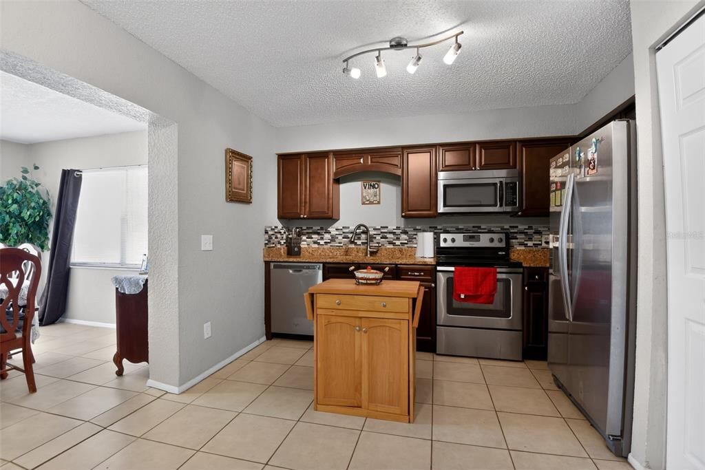 Activo con contrato: $219,900 (4 camas, 2 baños, 1323 Pies cuadrados)