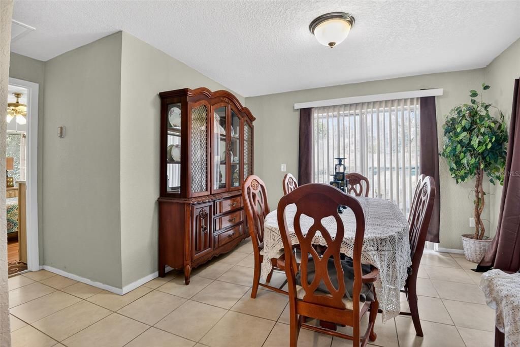 Activo con contrato: $219,900 (4 camas, 2 baños, 1323 Pies cuadrados)