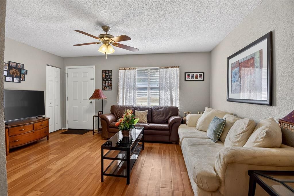 Activo con contrato: $219,900 (4 camas, 2 baños, 1323 Pies cuadrados)