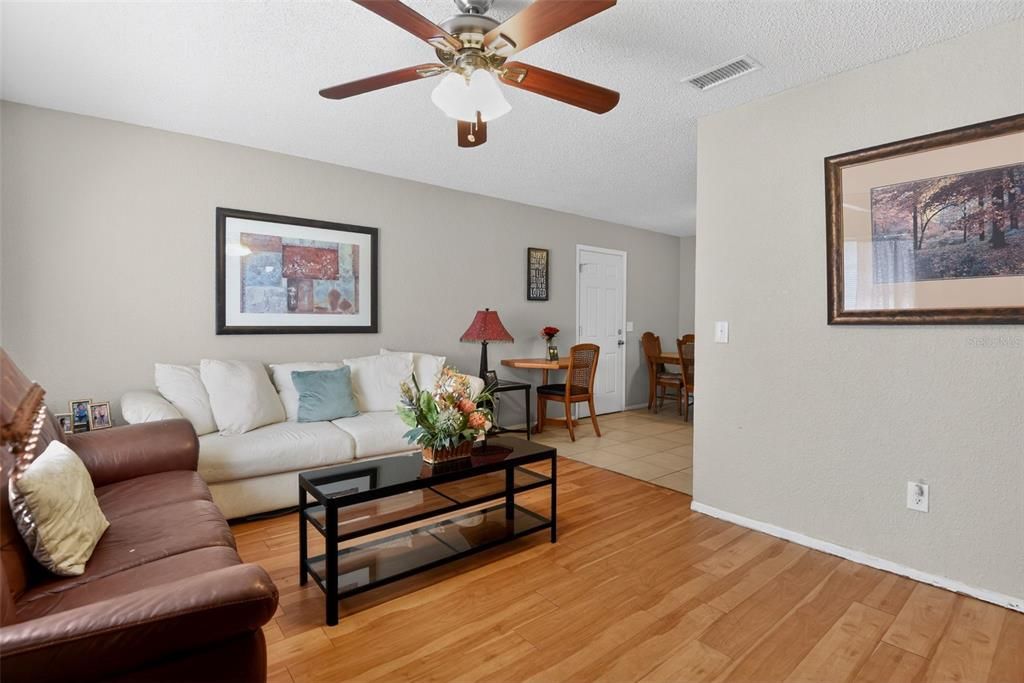 Activo con contrato: $219,900 (4 camas, 2 baños, 1323 Pies cuadrados)