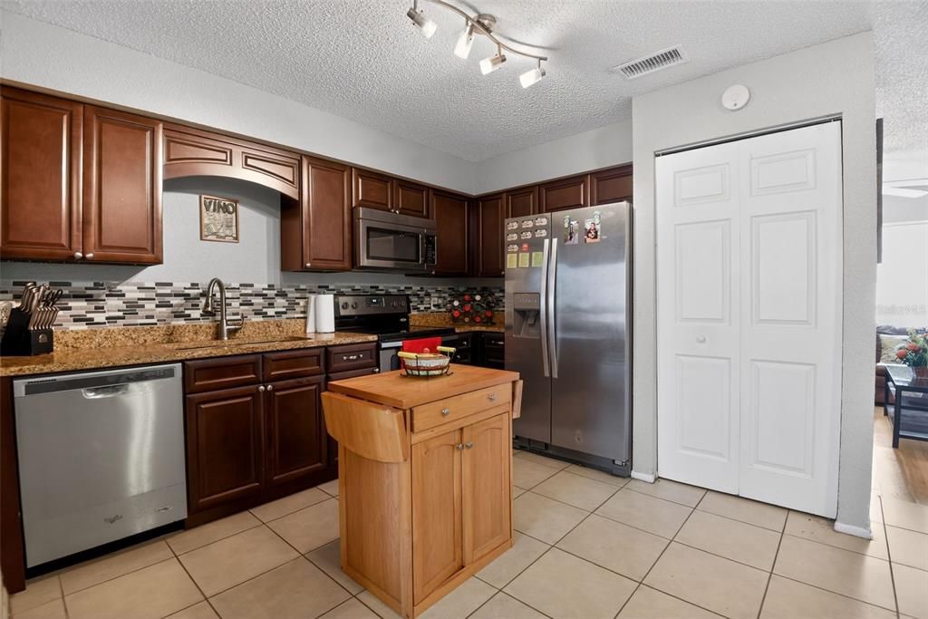 Activo con contrato: $219,900 (4 camas, 2 baños, 1323 Pies cuadrados)