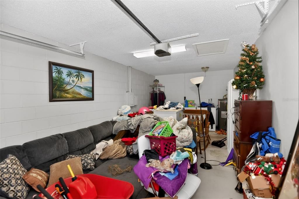 Activo con contrato: $219,900 (4 camas, 2 baños, 1323 Pies cuadrados)