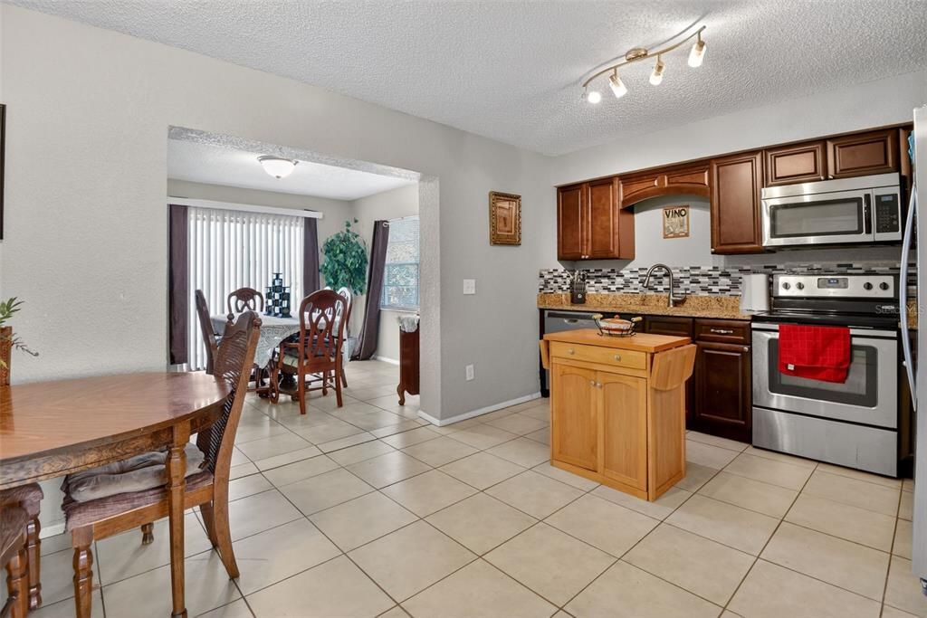 Activo con contrato: $219,900 (4 camas, 2 baños, 1323 Pies cuadrados)