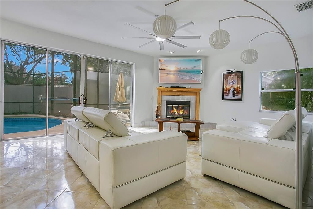 Под контрактом: $675,000 (5 спален, 3 ванн, 3848 Квадратных фут)
