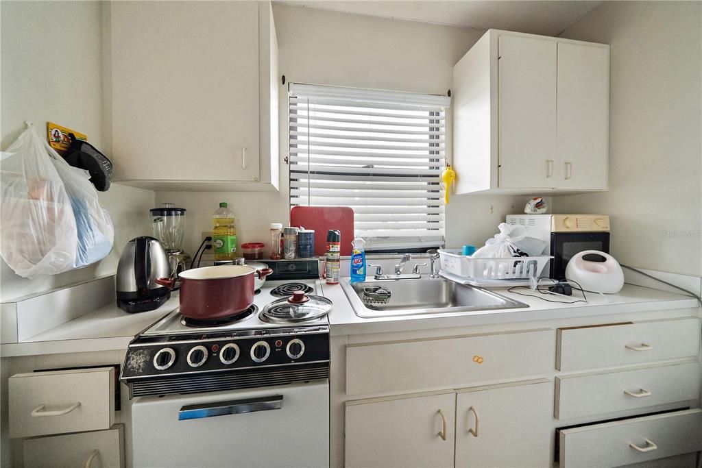 Active With Contract: $1,000 (2 beds, 2 baths, 968 Square Feet)