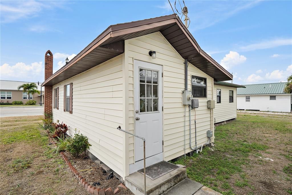 Active With Contract: $1,000 (2 beds, 2 baths, 968 Square Feet)