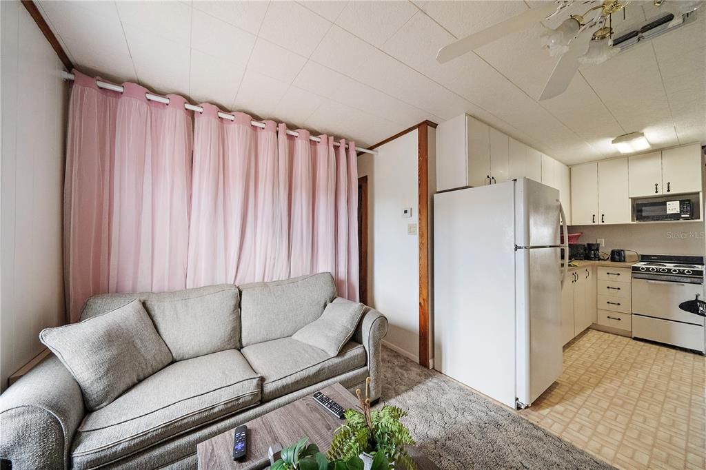 Active With Contract: $1,000 (2 beds, 2 baths, 968 Square Feet)