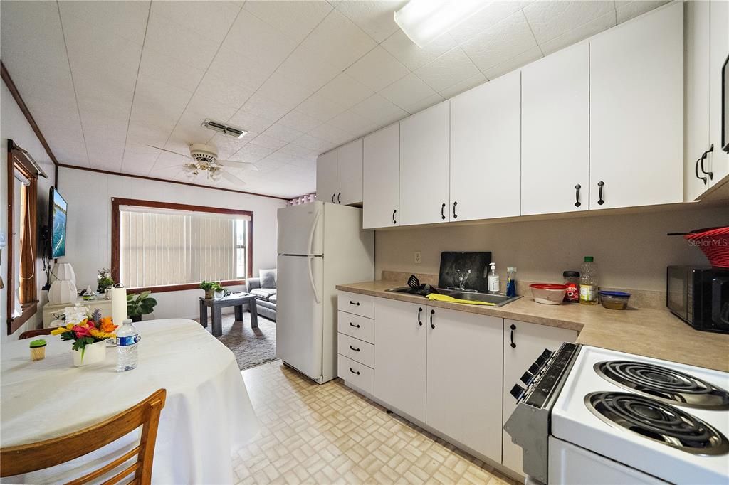 Active With Contract: $1,000 (2 beds, 2 baths, 968 Square Feet)