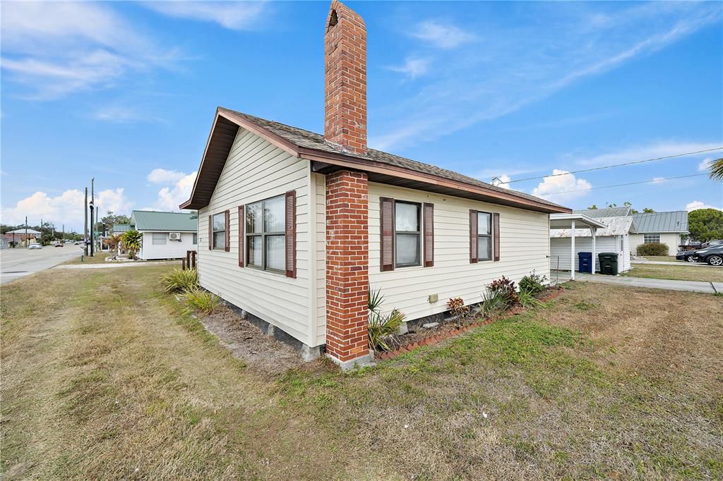 Active With Contract: $1,000 (2 beds, 2 baths, 968 Square Feet)