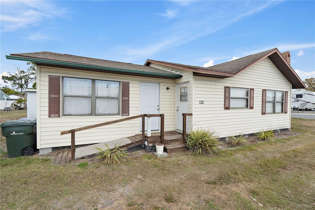 Active With Contract: $1,000 (2 beds, 2 baths, 968 Square Feet)