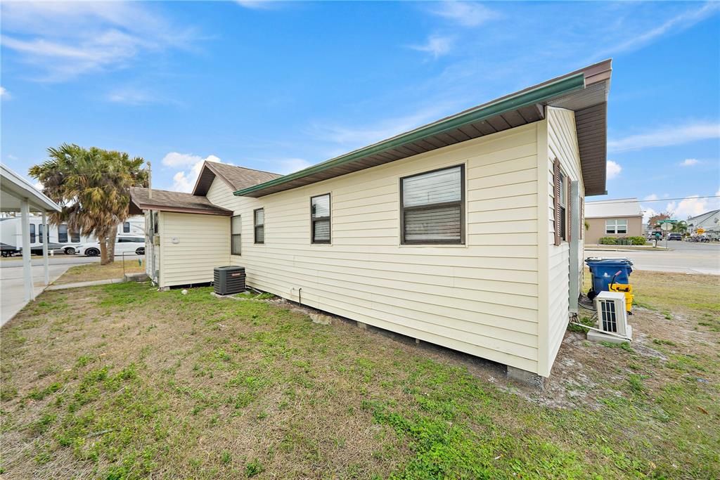 Active With Contract: $1,000 (2 beds, 2 baths, 968 Square Feet)