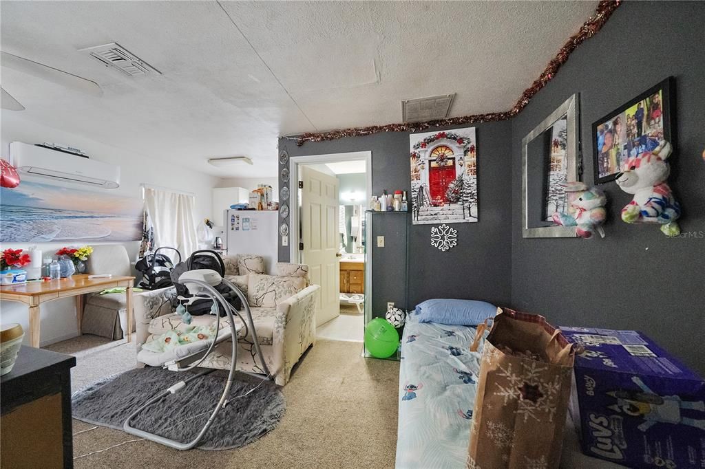 Active With Contract: $1,000 (2 beds, 2 baths, 968 Square Feet)