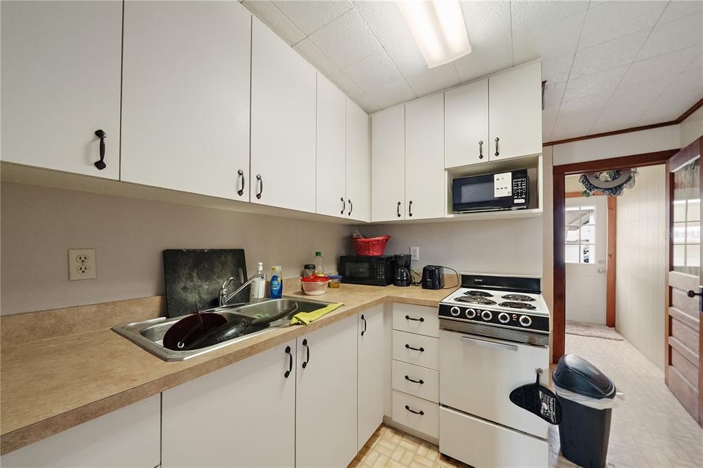 Active With Contract: $1,000 (2 beds, 2 baths, 968 Square Feet)