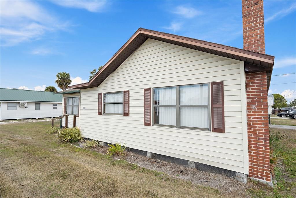 Active With Contract: $1,000 (2 beds, 2 baths, 968 Square Feet)