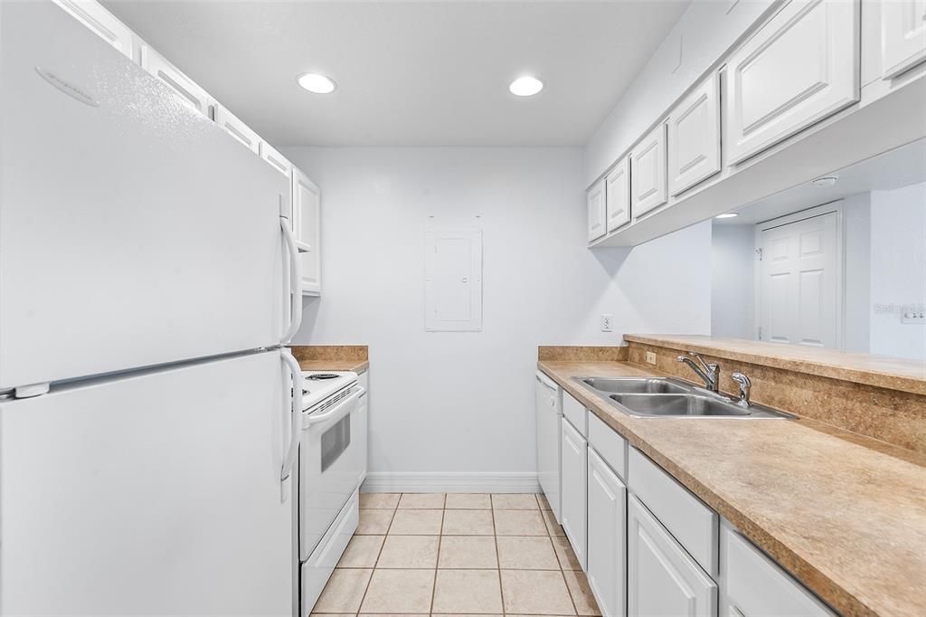 Active With Contract: $124,900 (2 beds, 2 baths, 1385 Square Feet)