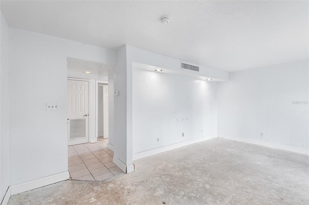 Active With Contract: $124,900 (2 beds, 2 baths, 1385 Square Feet)