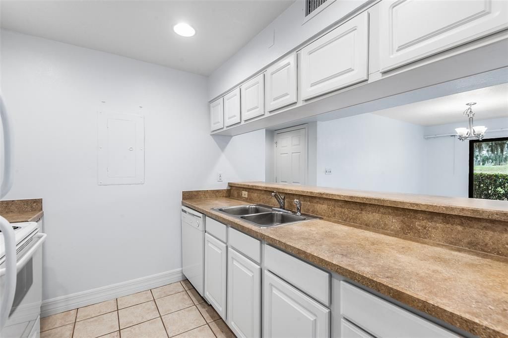 Active With Contract: $124,900 (2 beds, 2 baths, 1385 Square Feet)