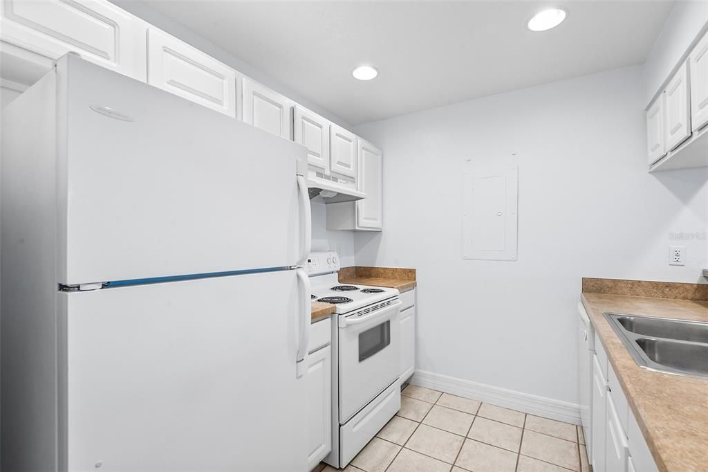 Active With Contract: $124,900 (2 beds, 2 baths, 1385 Square Feet)
