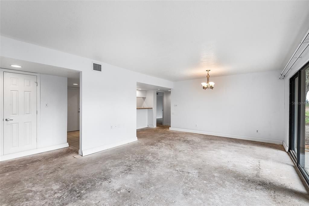 Active With Contract: $124,900 (2 beds, 2 baths, 1385 Square Feet)