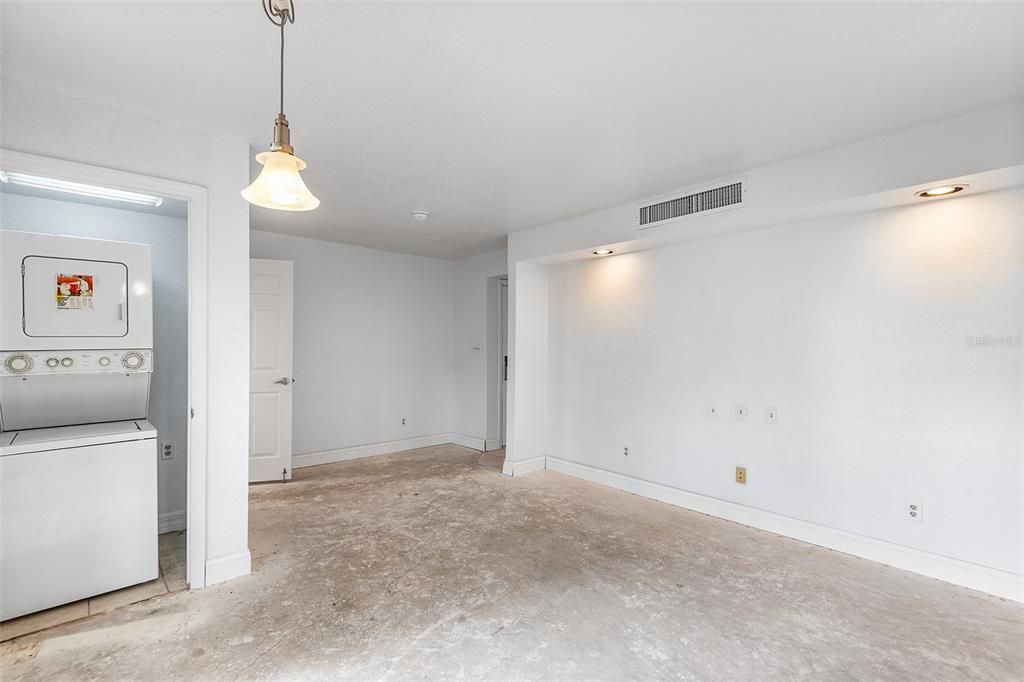 Active With Contract: $124,900 (2 beds, 2 baths, 1385 Square Feet)