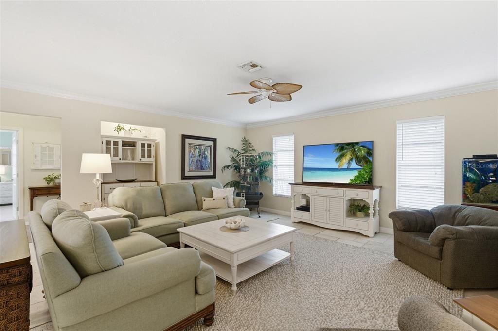 合同活跃: $714,888 (3 贝兹, 2 浴室, 2295 平方英尺)