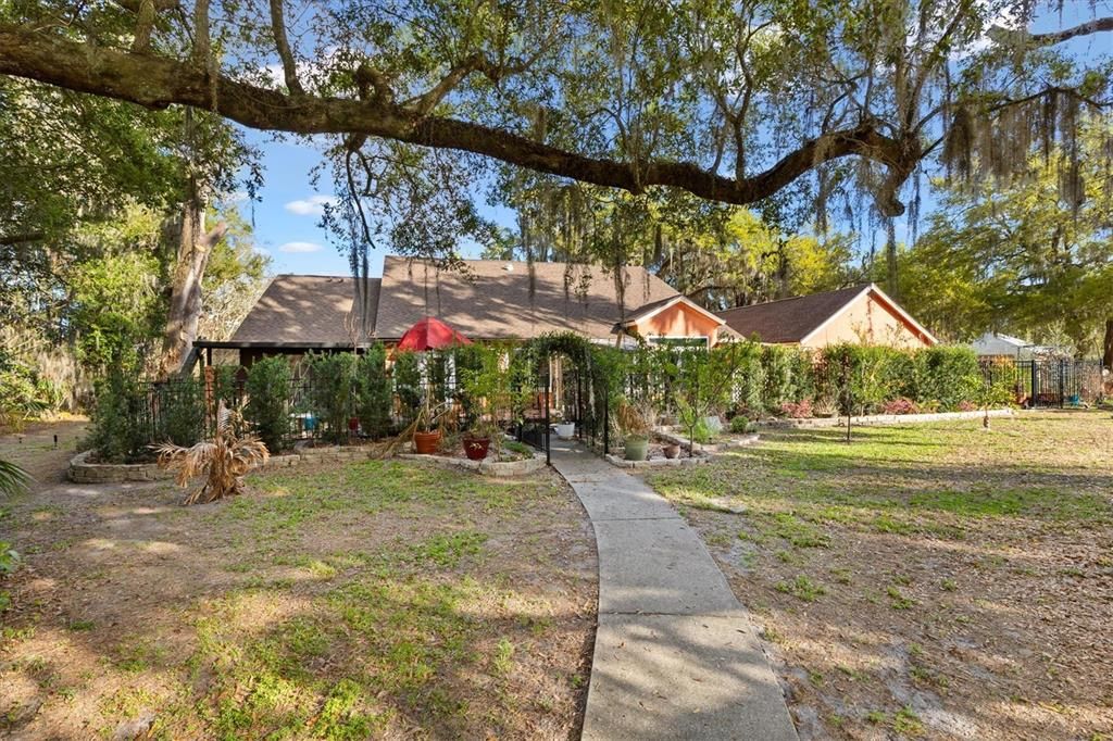Activo con contrato: $874,500 (4 camas, 3 baños, 2792 Pies cuadrados)