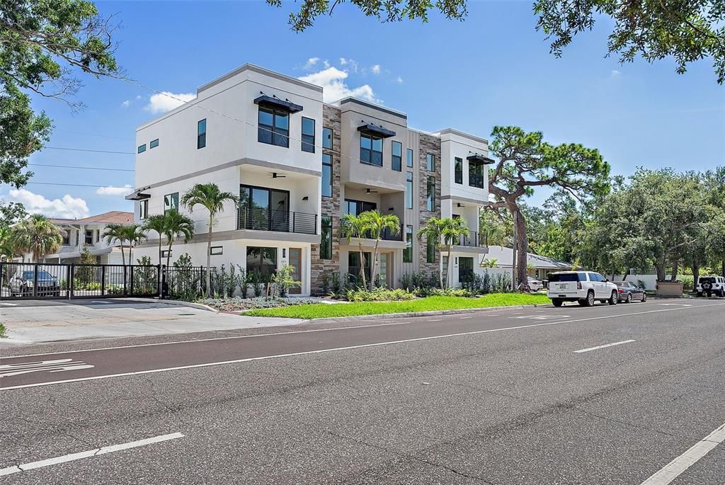 Vendido Recientemente: $789,000 (3 camas, 3 baños, 2197 Pies cuadrados)