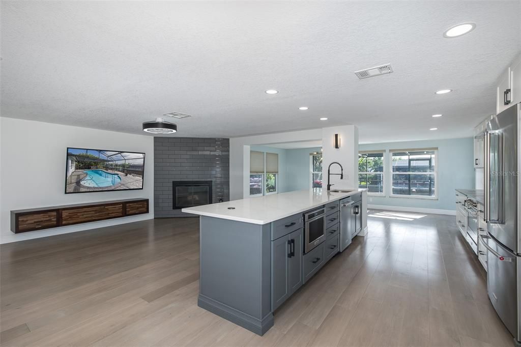 Active With Contract: $469,000 (3 beds, 2 baths, 2136 Square Feet)