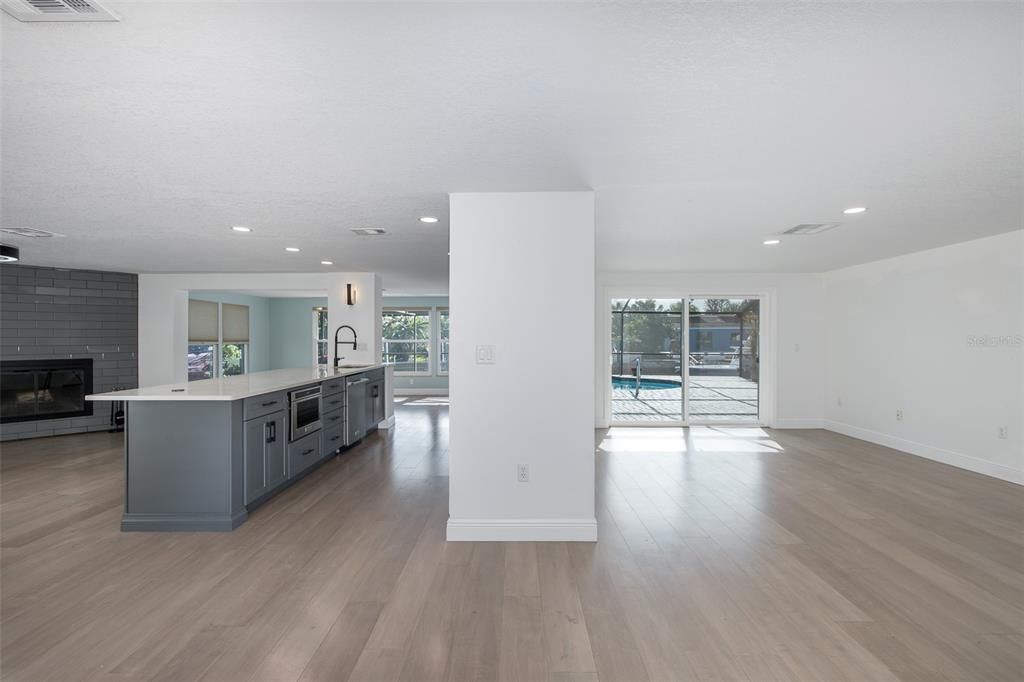 Active With Contract: $469,000 (3 beds, 2 baths, 2136 Square Feet)