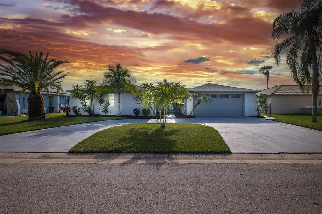 Active With Contract: $469,000 (3 beds, 2 baths, 2136 Square Feet)