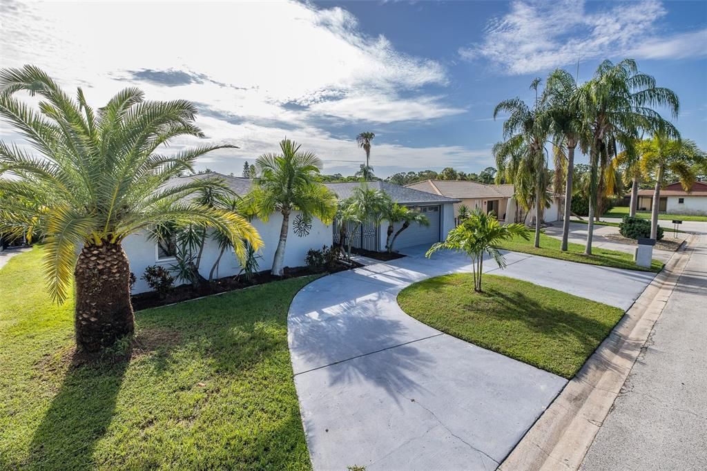 Active With Contract: $469,000 (3 beds, 2 baths, 2136 Square Feet)