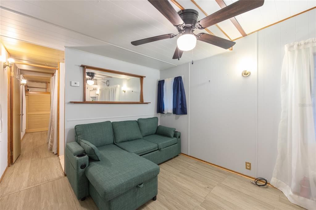 For Sale: $149,900 (2 beds, 1 baths, 460 Square Feet)