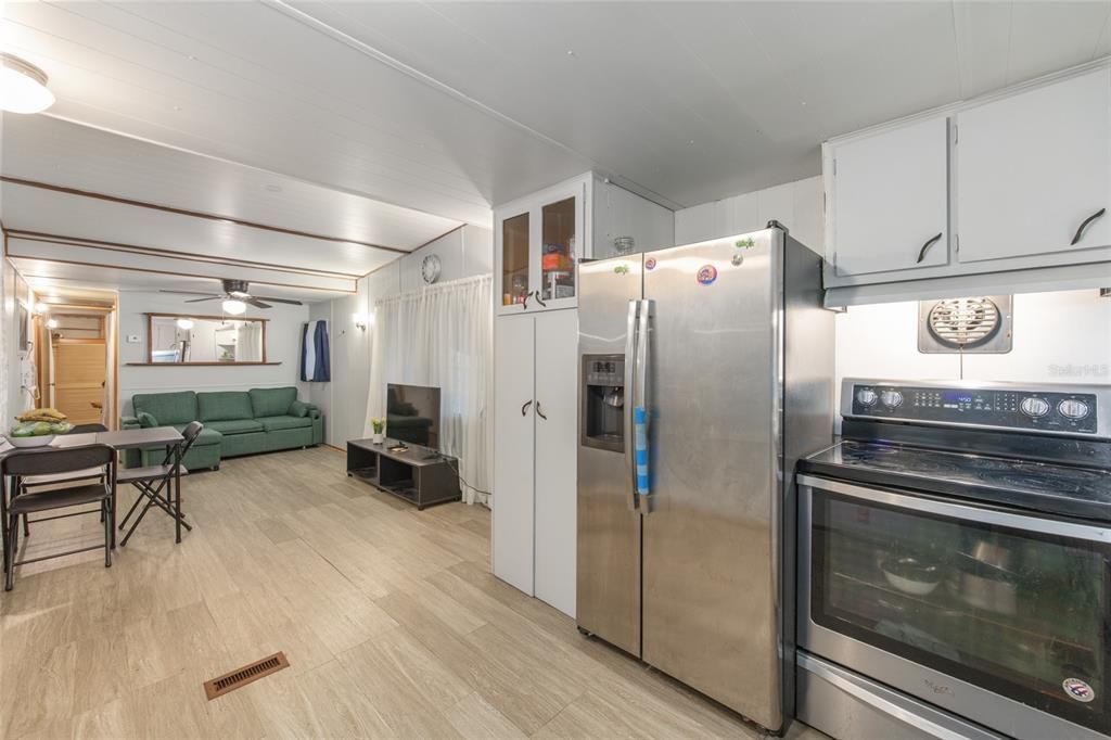 For Sale: $149,900 (2 beds, 1 baths, 460 Square Feet)