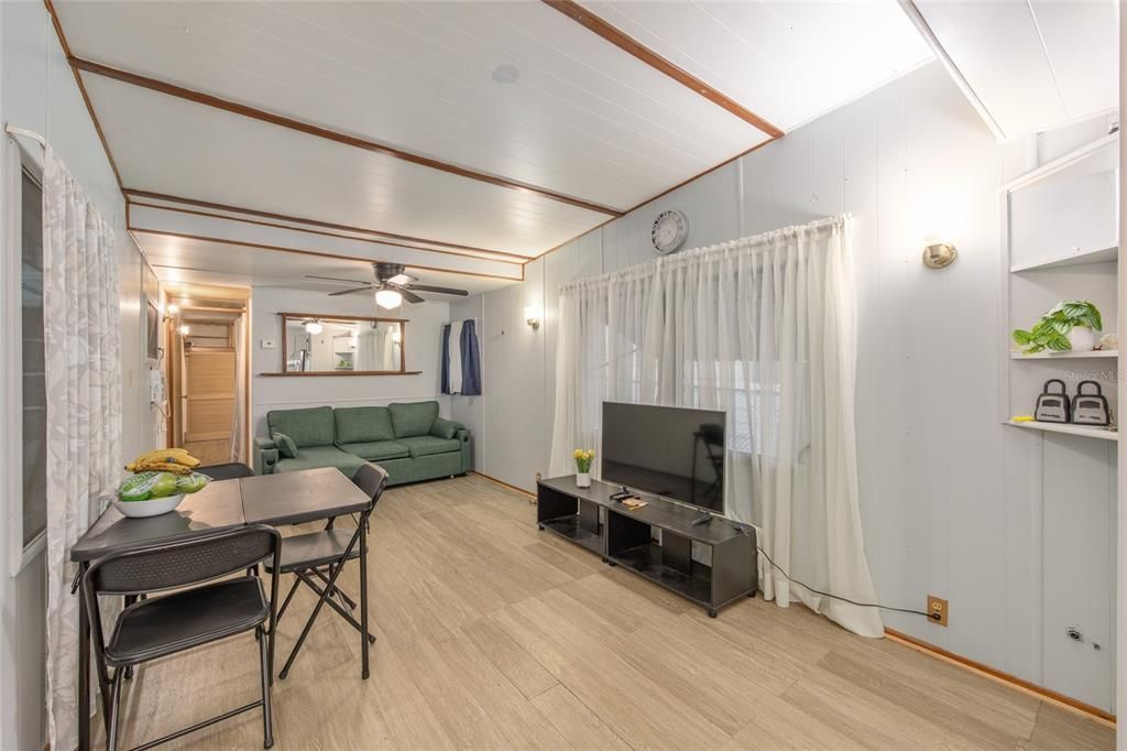 For Sale: $149,900 (2 beds, 1 baths, 460 Square Feet)