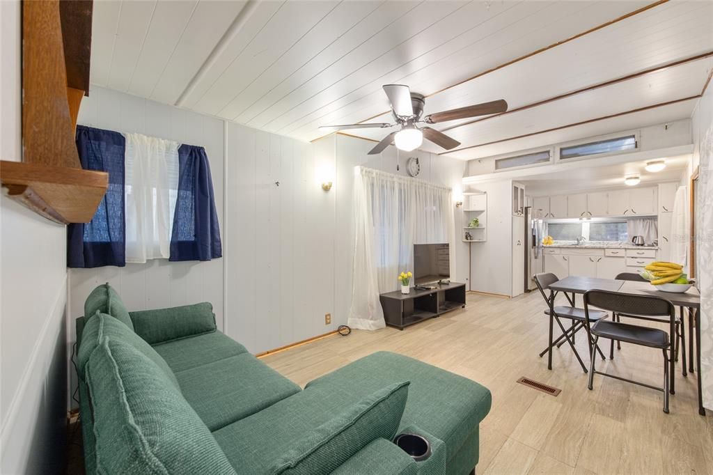 For Sale: $149,900 (2 beds, 1 baths, 460 Square Feet)