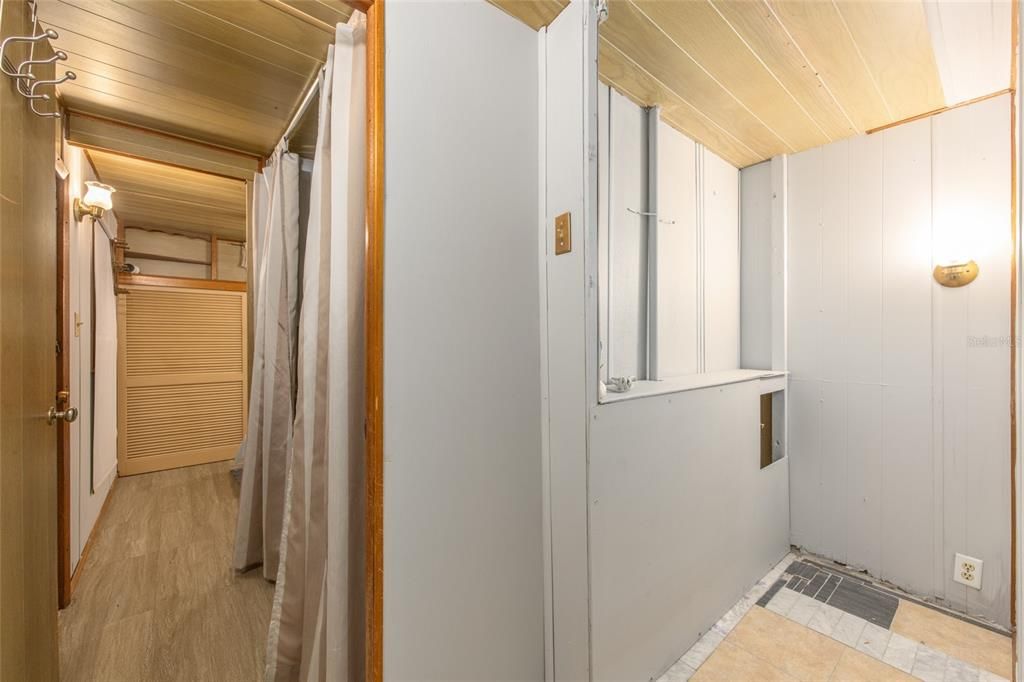 For Sale: $149,900 (2 beds, 1 baths, 460 Square Feet)