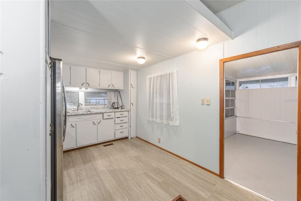 For Sale: $149,900 (2 beds, 1 baths, 460 Square Feet)