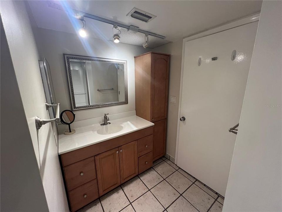 В аренду: $2,300 (2 спален, 2 ванн, 830 Квадратных фут)