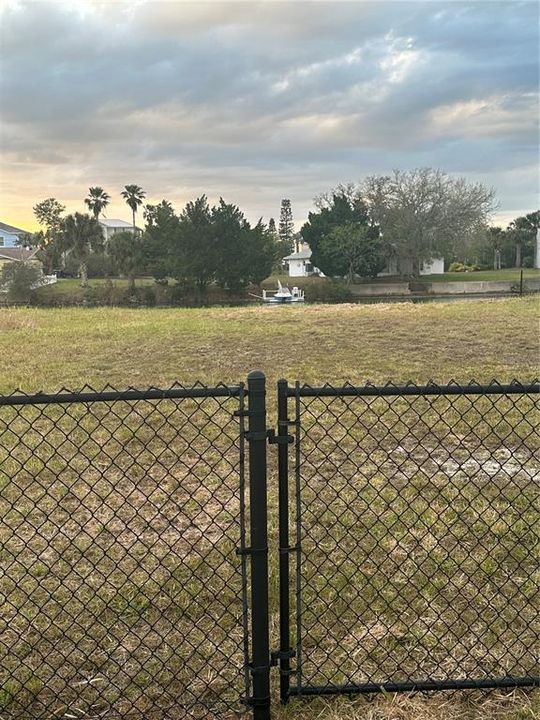 На продажу: $149,000 (0.17 acres)