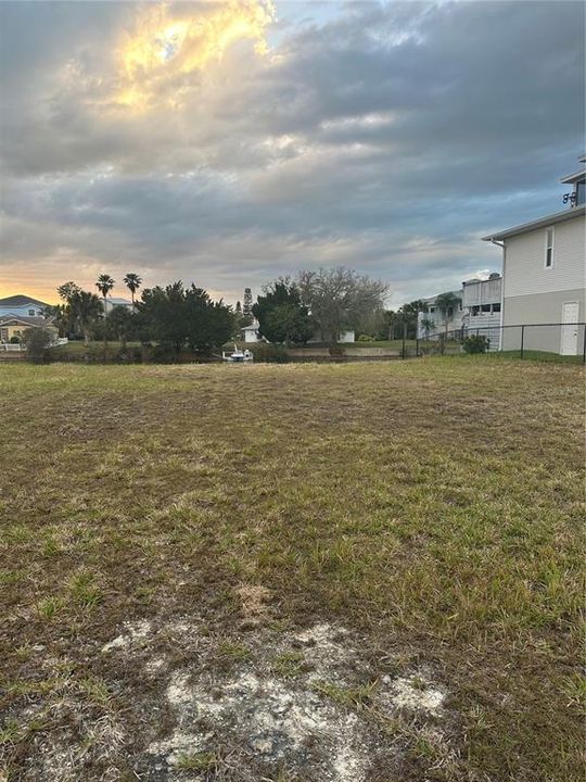 На продажу: $149,000 (0.17 acres)