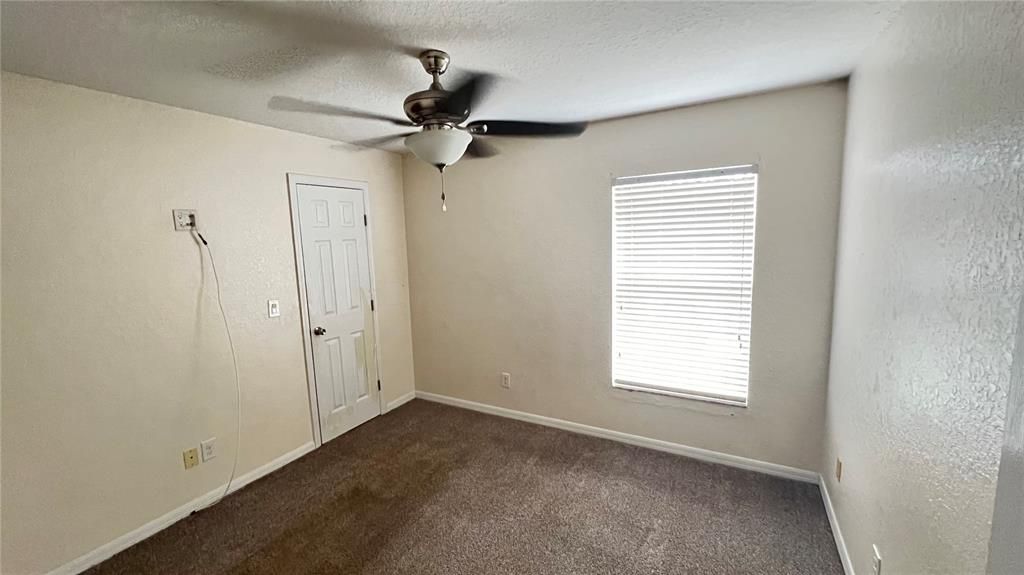 Activo con contrato: $219,900 (3 camas, 2 baños, 1299 Pies cuadrados)