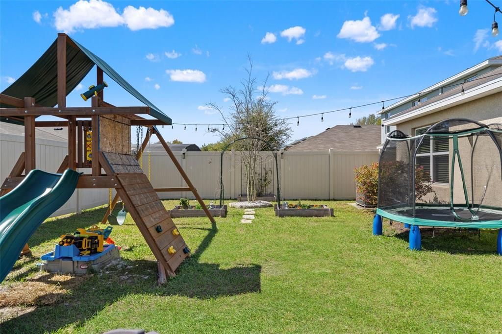 Active With Contract: $294,000 (4 beds, 2 baths, 1816 Square Feet)