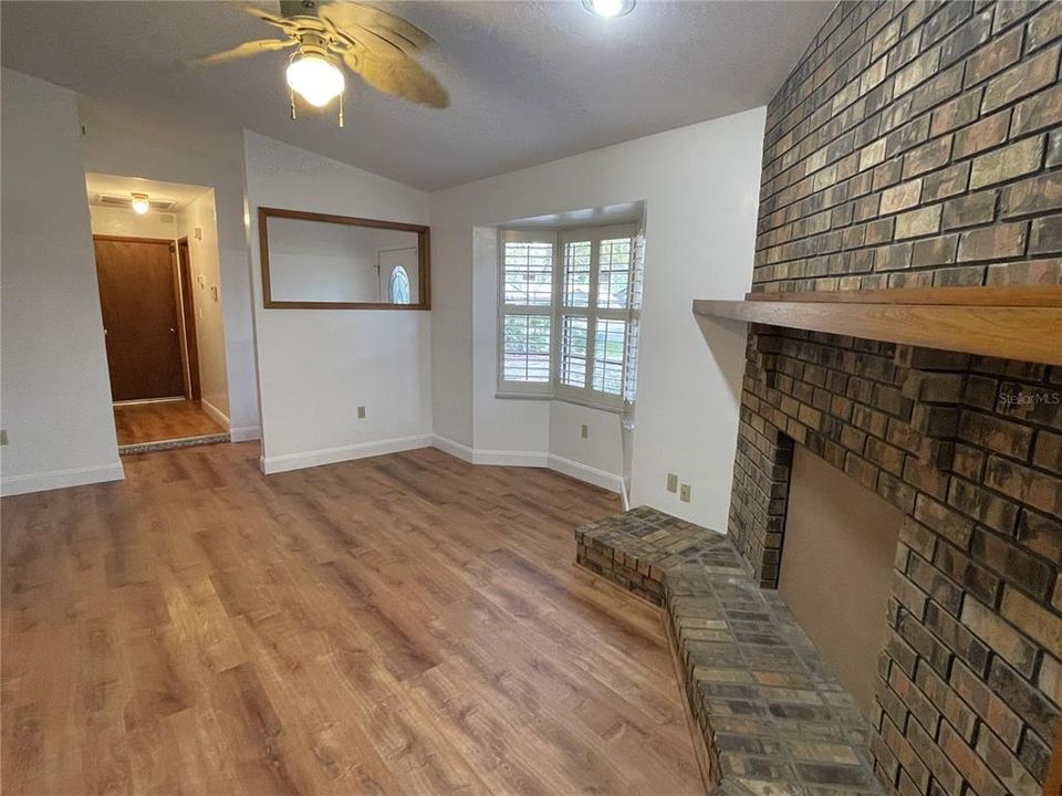 出租: $1,700 (2 贝兹, 2 浴室, 1112 平方英尺)