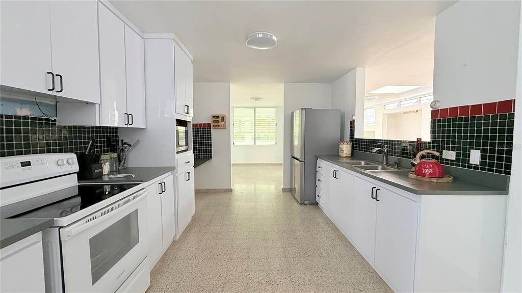 For Sale: $778,000 (4 beds, 3 baths, 3004.14 Square Feet)