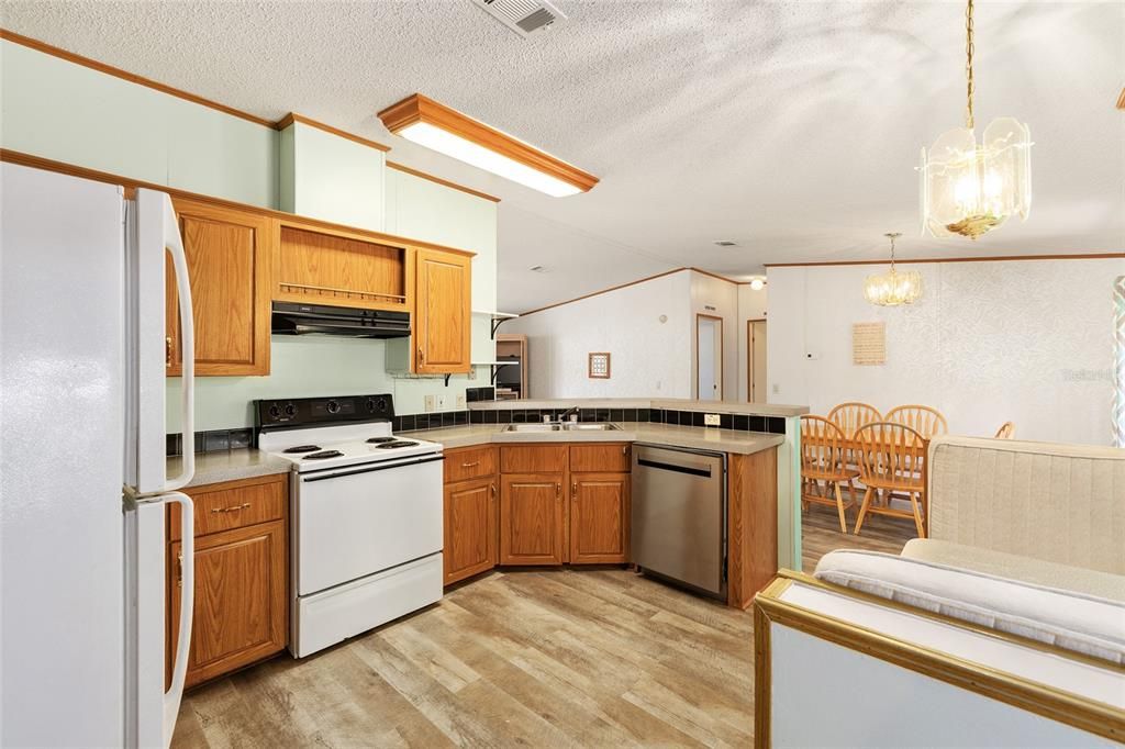 На продажу: $149,900 (3 спален, 2 ванн, 1404 Квадратных фут)