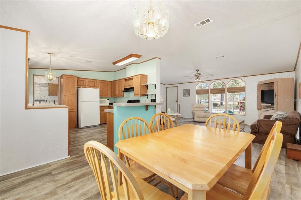 На продажу: $149,900 (3 спален, 2 ванн, 1404 Квадратных фут)