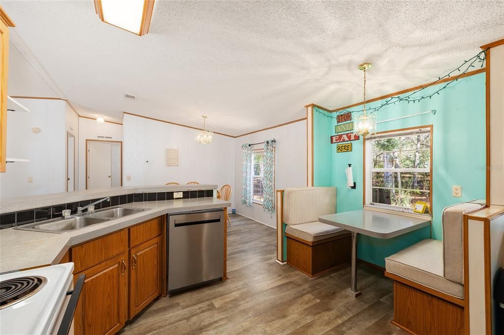 На продажу: $149,900 (3 спален, 2 ванн, 1404 Квадратных фут)