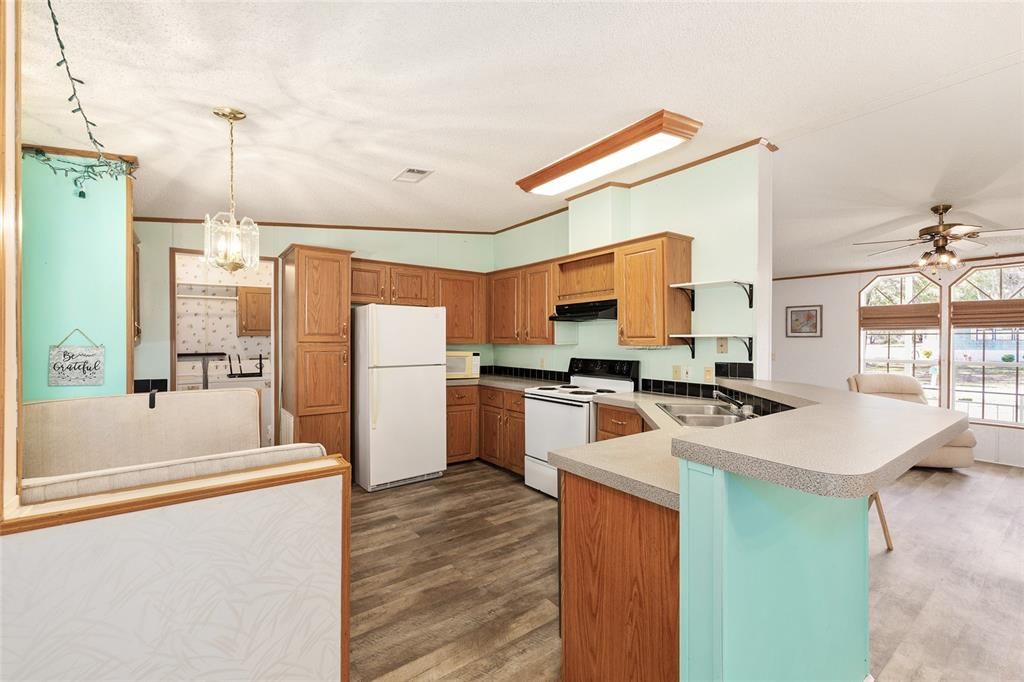 На продажу: $149,900 (3 спален, 2 ванн, 1404 Квадратных фут)