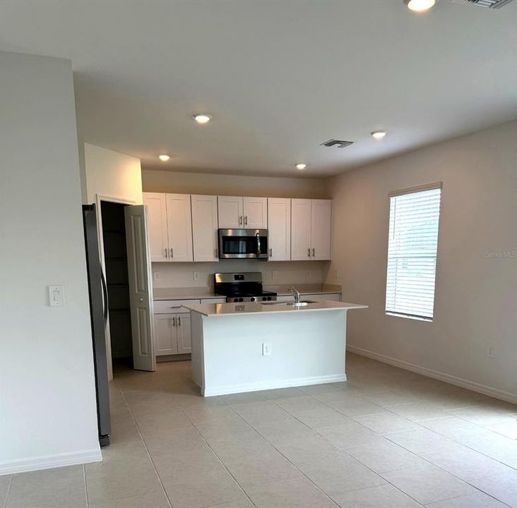 For Rent: $2,450 (5 beds, 2 baths, 2570 Square Feet)